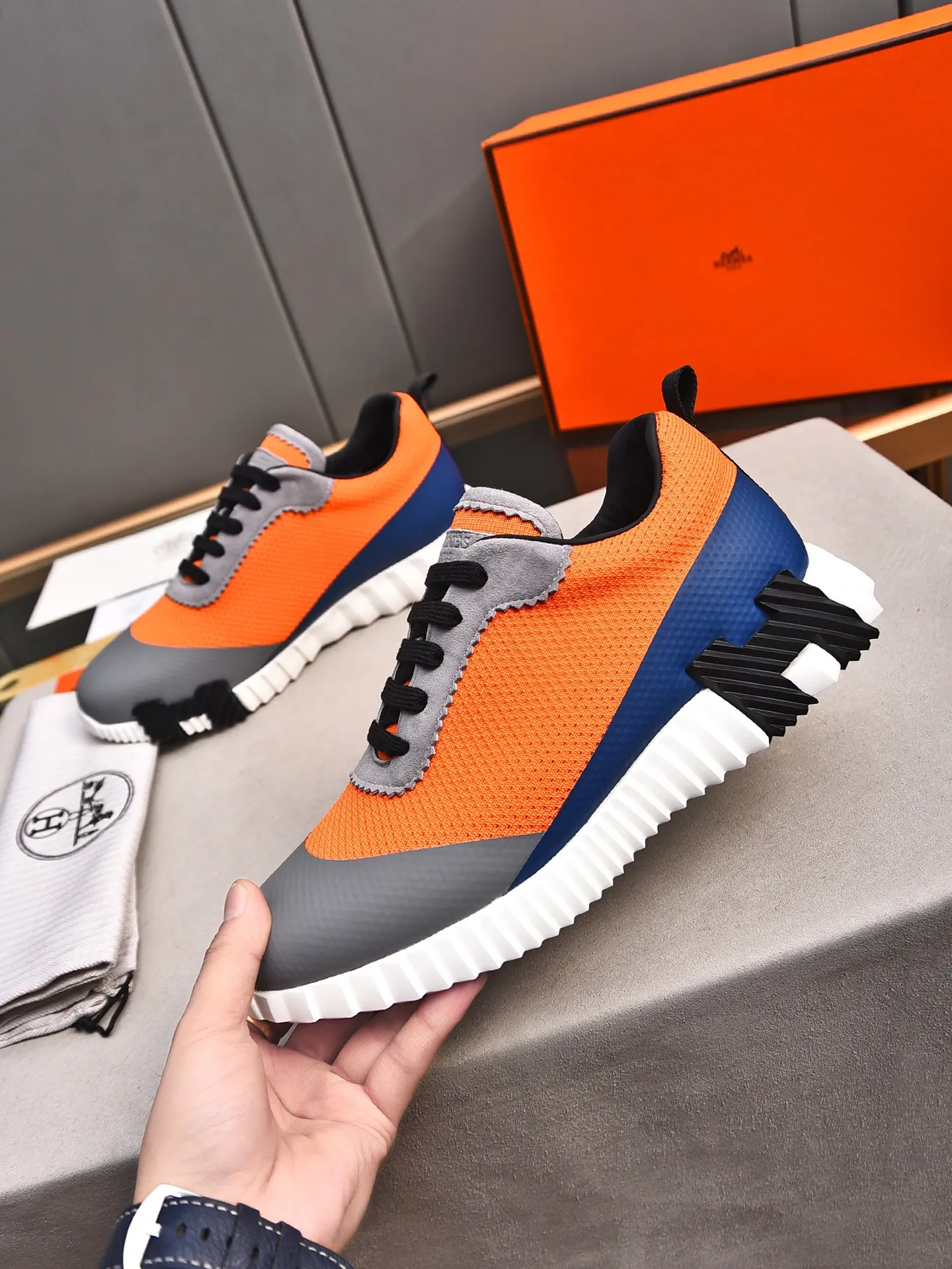 PP600【Hermes】fe new arrival~New Bouncing sneakers are the most comfortable shoes from Hermès. They are extremely light on the feet and look great. You won’t feel tired even when you go shopping and running around. 👍Very light and comfortable. Extremely light. Perfect for both sports and leisure. The feeling of stepping on them is great! It’s up to you to choose, there’s always what you want~ ✔️Fabric: Imported first-layer cowhide + high-elastic fly weave ✔️Inner lining: Imported water-dyed cow lining ✔️Outsole: Seamless combination of IP+TPU (multi-color letters) German technology irradiation machine ✔️Code number: Male 38-44 (45 customized)
